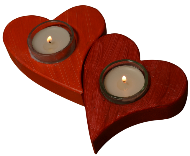 2 rote Kerzensänder aus Holz mit 2 brennenden Teelichtern