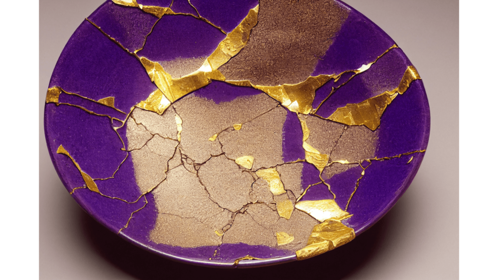 Kintsugi: violette Keramikschale mit Goldadern und vergoldeten Scherben eingefügt. 