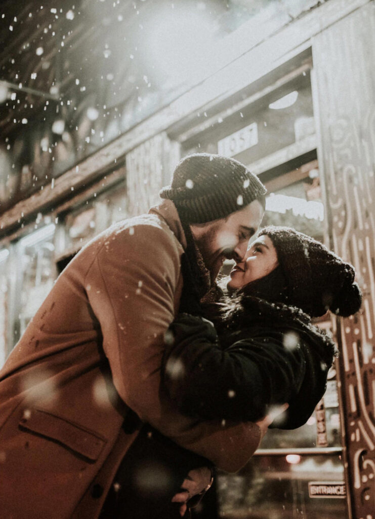Verliebtheit: junges verliebtes Paar im Schneegestöber